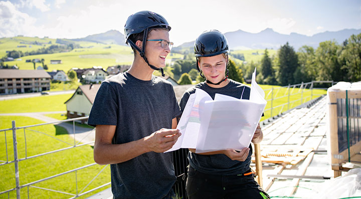 Solarinstallateurin arbeitet auf Steildach und installierte eine Solaranlage Gebäudehülle Schweiz